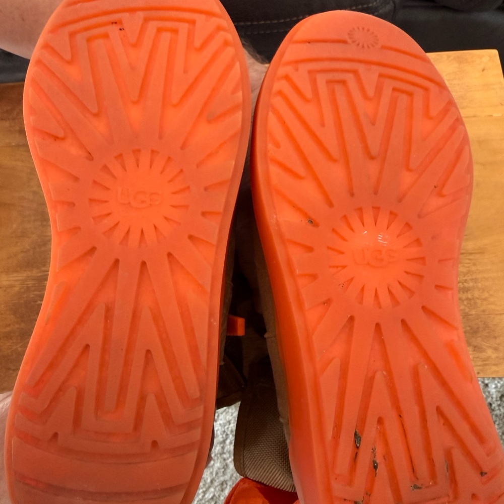 Ugg Size 6 - image 3